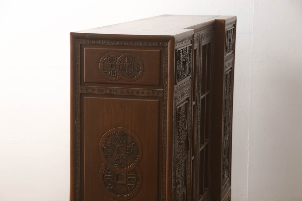 ビンテージ家具　高級品　シノワズリ様式　クルミ材　手彫りの彫刻が細やかで美しいサイドボード(キャビネット、収納棚、戸棚、ヴィンテージ)(R-066275)