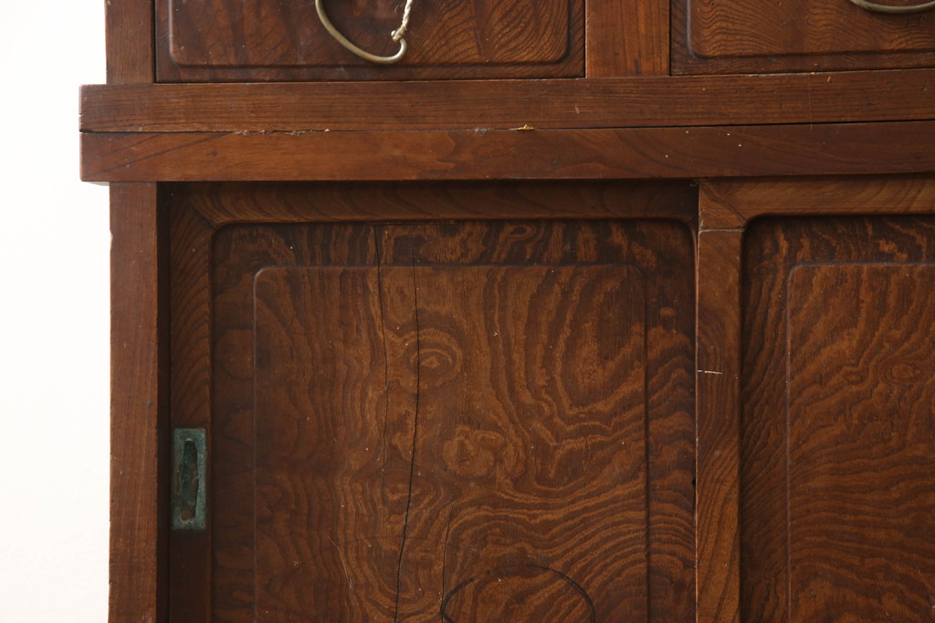 和製アンティーク　前面欅(ケヤキ)材　どこか懐かしさを感じる二段重ね関東水屋箪笥(キャビネット、食器棚、収納棚、戸棚、サイドボード)(R-065704)