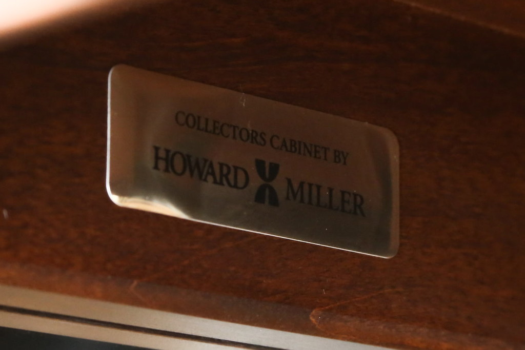 中古　アメリカ　高級品!!　IDC大塚家具取り扱い　HOWARD MILLER(ハワード・ミラー社)　高級時計メーカーによって手掛けられた洗練された佇まいが魅力のキャビネット(飾り棚、キュリオケース、コレクションケース、ガラスケース、店舗什器)(定価約70万円)(R-079722)
