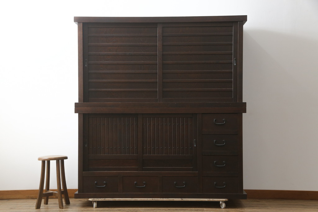 中古　希少な廃番品!!　タモ材　和モダンスタイルのお部屋とも相性抜群のシックな二段重ね水屋箪笥(収納棚、戸棚、食器棚、カップボード、キャビネット)(R-079215)