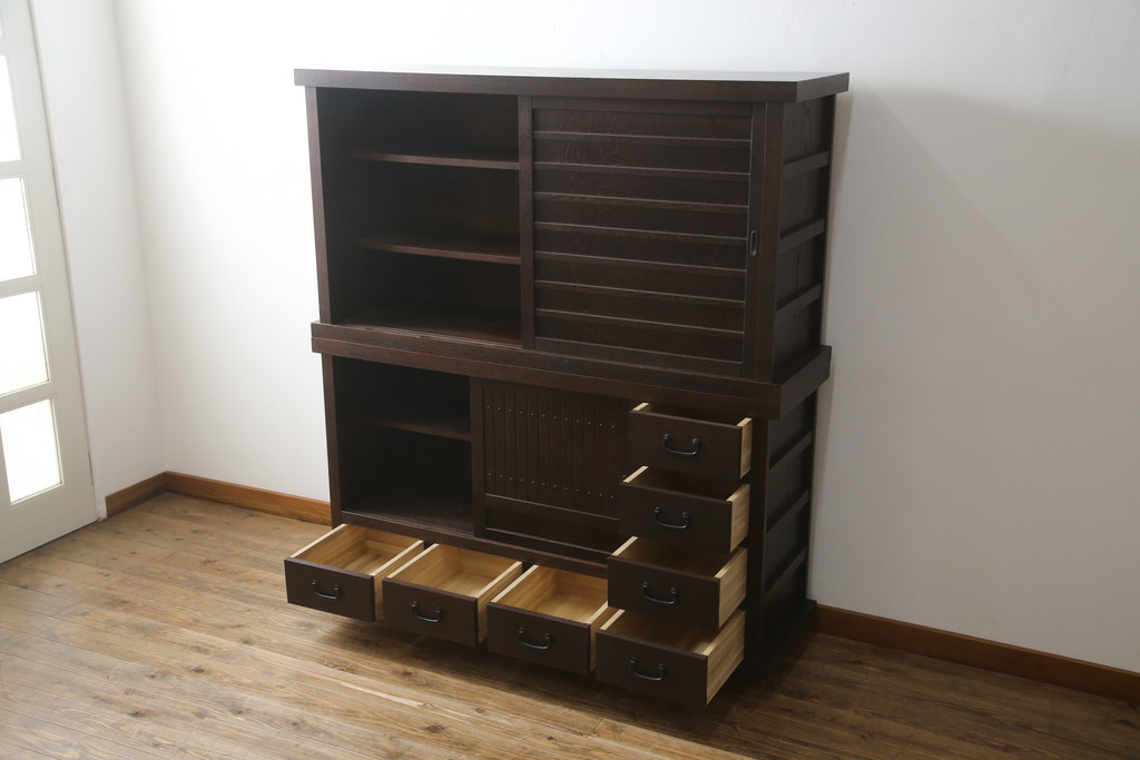 中古　希少な廃番品!!　タモ材　和モダンスタイルのお部屋とも相性抜群のシックな二段重ね水屋箪笥(収納棚、戸棚、食器棚、カップボード、キャビネット)(R-079215)