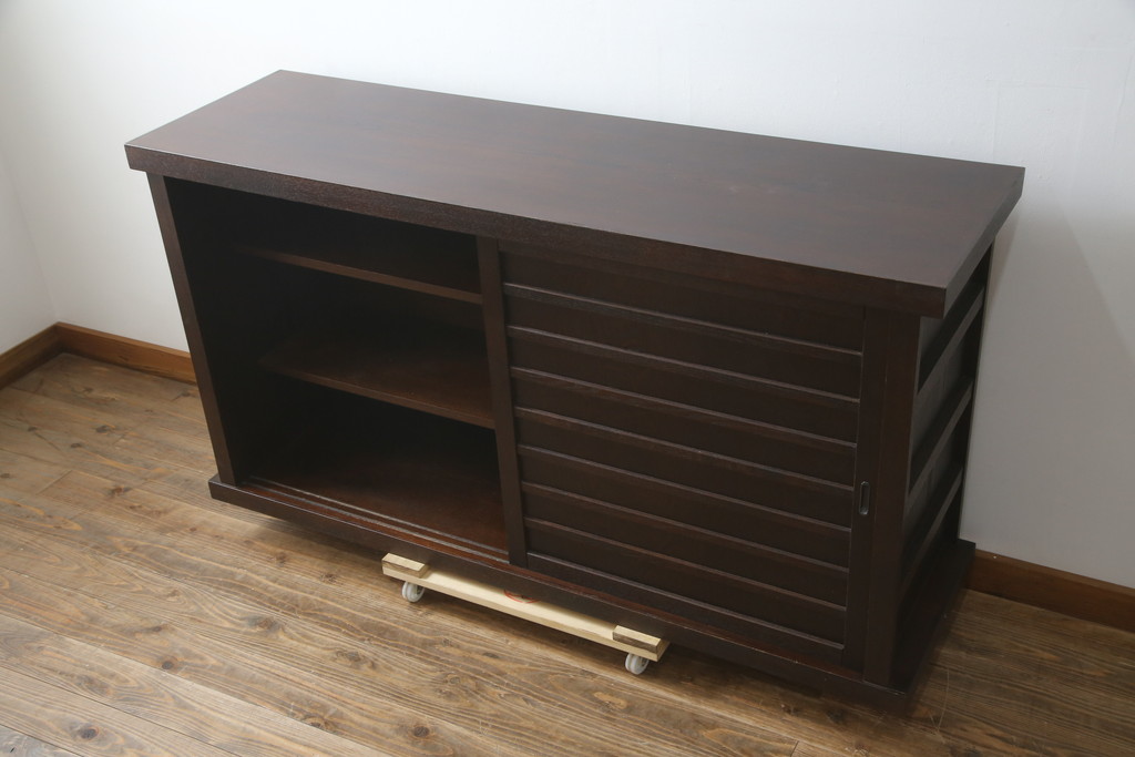 中古　希少な廃番品!!　タモ材　和モダンスタイルのお部屋とも相性抜群のシックな水屋箪笥サイドキャビネット(収納棚、戸棚、食器棚、カップボード、サイドボード)(R-079216)