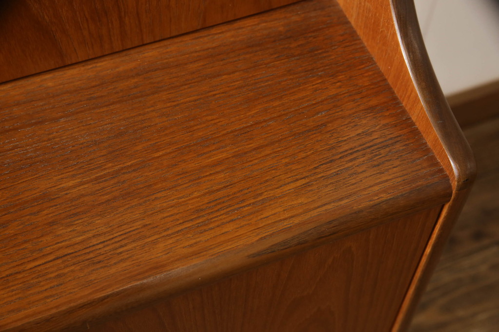 イギリスビンテージ　G-PLAN(ジープラン)　洗練されたデザインが美しいサイドキャビネット(サイドボード、戸棚、収納棚、ヴィンテージ、北欧、英国)(R-065855)