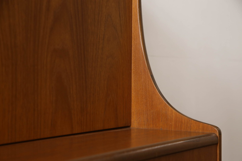 イギリスビンテージ　G-PLAN(ジープラン)　洗練されたデザインが美しいサイドキャビネット(サイドボード、戸棚、収納棚、ヴィンテージ、北欧、英国)(R-065855)