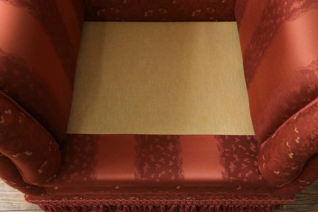 中古　高級輸入家具　ボリューム感のある重厚な佇まいが魅力の1人掛けソファ(一人掛け、アームソファ、椅子、イス)(定価約35万円)(R-066047)