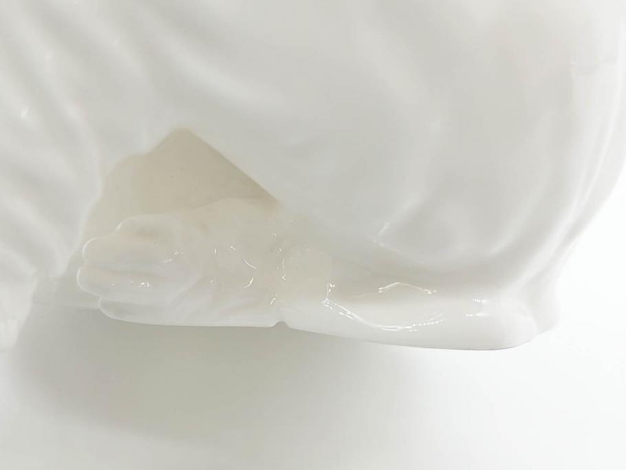 ノリタケ　NORITAKE　スタジオコレクション　狆(チン)　高さ 約10cm　大きな瞳が愛くるしいフィギュリン(犬、Studio Collection、ボーンチャイナ、置物、ディスプレイ、磁器、オブジェ)(R-079733)