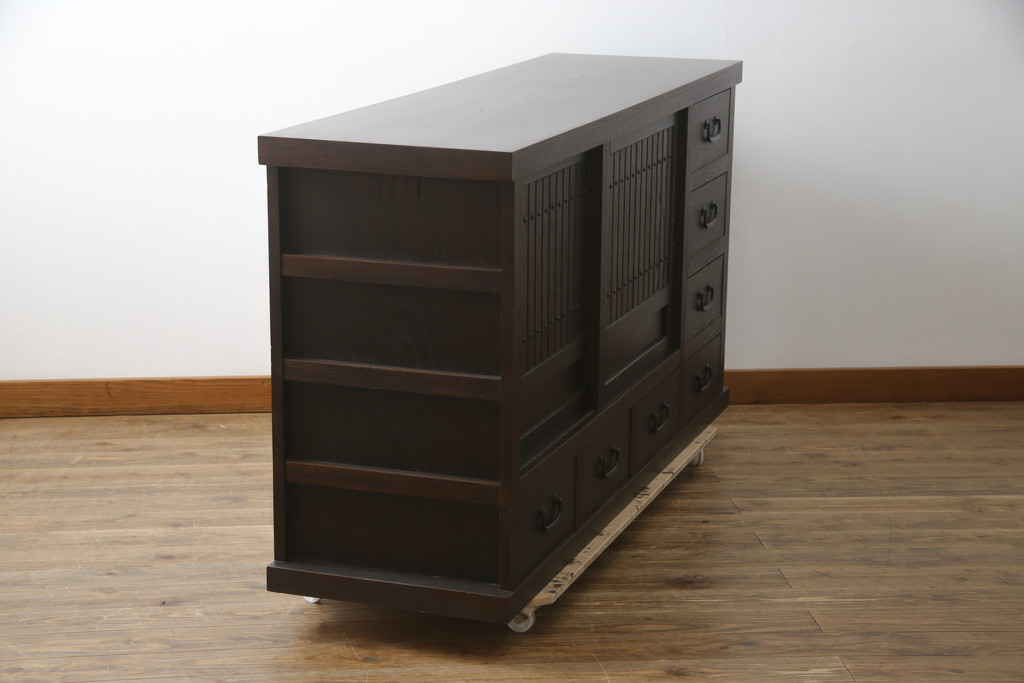 中古　希少な廃番品!!　タモ材　和モダンスタイルのお部屋とも相性抜群のシックな水屋箪笥サイドボード(収納棚、戸棚、食器棚、カップボード、サイドキャビネット)(R-079217)
