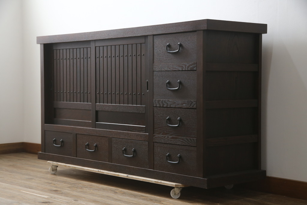 中古　希少な廃番品!!　タモ材　和モダンスタイルのお部屋とも相性抜群のシックな水屋箪笥サイドボード(収納棚、戸棚、食器棚、カップボード、サイドキャビネット)(R-079217)
