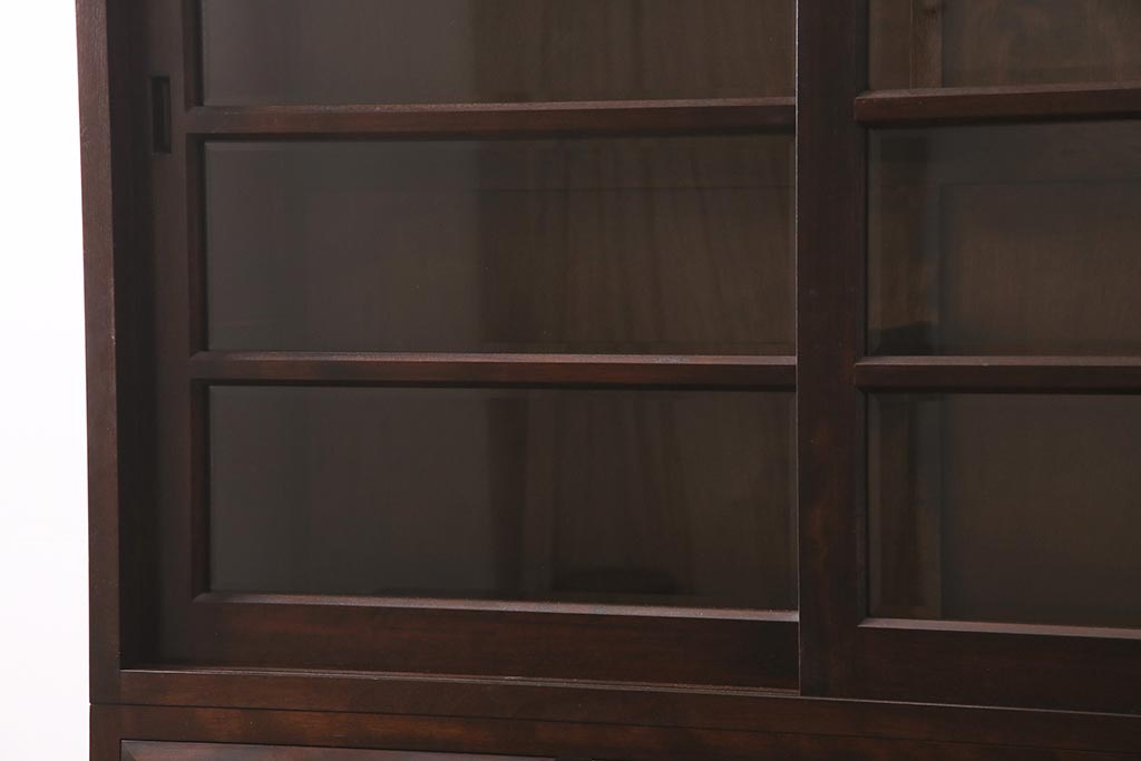 中古　松本民芸家具　引き戸が和の雰囲気を漂わせるK-3型食器棚(戸棚、収納棚、キャビネット)(定価約63万7千円)(R-045506)