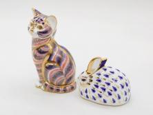 イギリス　ROYAL CROWN DERBY(ロイヤルクラウンダービー)　ペーパーウェイト　猫　うさぎ　繊細で華やかな色彩に心ときめくフィギュリン2点セット(ねこ、ネコ、兎、ウサギ、金彩、置物、磁器、ボーンチャイナ、オブジェ、ディスプレイ、英国)(R-079734)