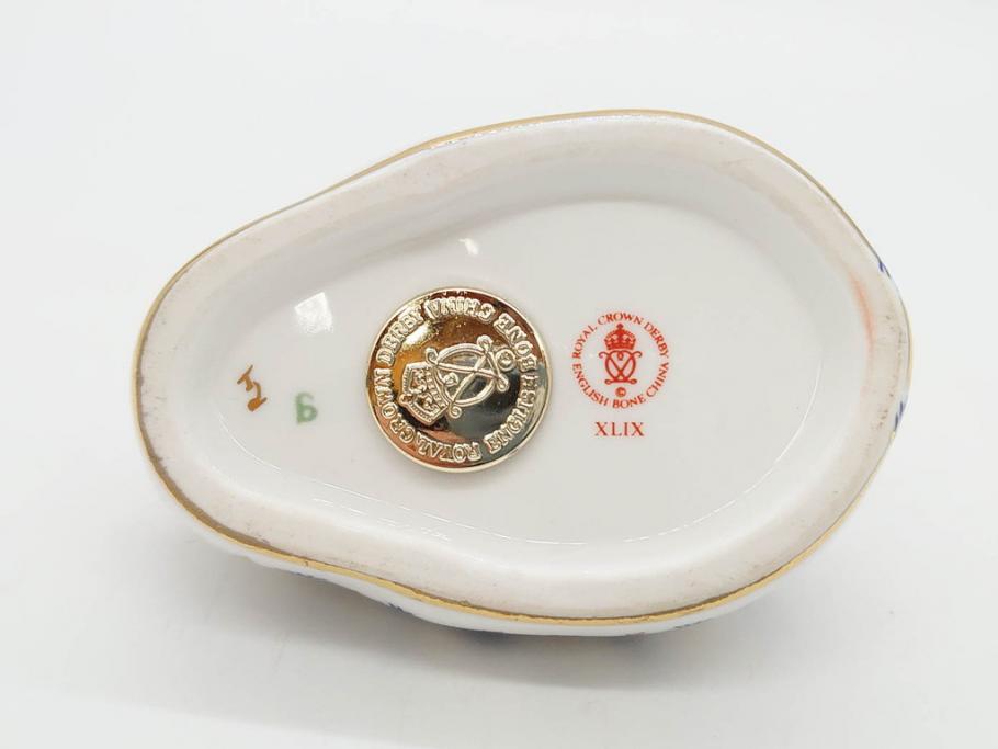 イギリス　ROYAL CROWN DERBY(ロイヤルクラウンダービー)　ペーパーウェイト　猫　うさぎ　繊細で華やかな色彩に心ときめくフィギュリン2点セット(ねこ、ネコ、兎、ウサギ、金彩、置物、磁器、ボーンチャイナ、オブジェ、ディスプレイ、英国)(R-079734)