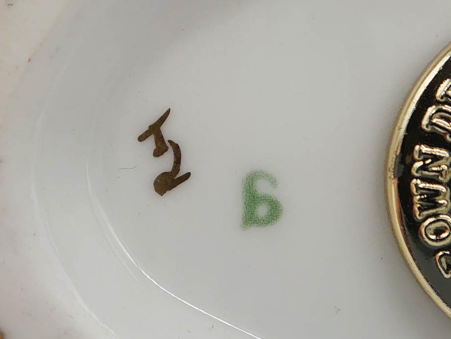 イギリス　ROYAL CROWN DERBY(ロイヤルクラウンダービー)　ペーパーウェイト　猫　うさぎ　繊細で華やかな色彩に心ときめくフィギュリン2点セット(ねこ、ネコ、兎、ウサギ、金彩、置物、磁器、ボーンチャイナ、オブジェ、ディスプレイ、英国)(R-079734)