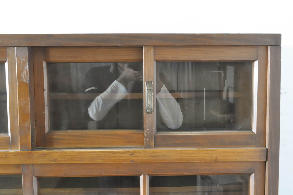 和製アンティーク　古い病院で使われていた味わい深い二段重ね戸棚(収納棚、キャビネット、本箱、書棚、陳列棚、店舗什器)(R-065789)