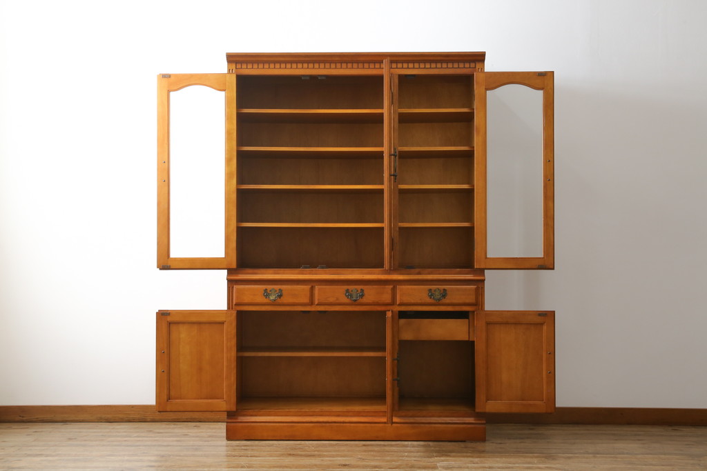 中古　横浜ダニエル(daniel)　アーリーアメリカンシリーズ　A-203　優雅な佇まいが上品なチャイナキャビネット(食器棚、カップボード、収納棚、飾り棚)(定価約84万円)(R-072799)