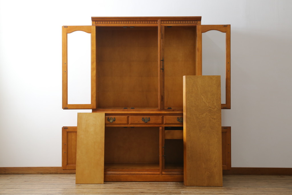 中古　横浜ダニエル(daniel)　アーリーアメリカンシリーズ　A-203　優雅な佇まいが上品なチャイナキャビネット(食器棚、カップボード、収納棚、飾り棚)(定価約84万円)(R-072799)
