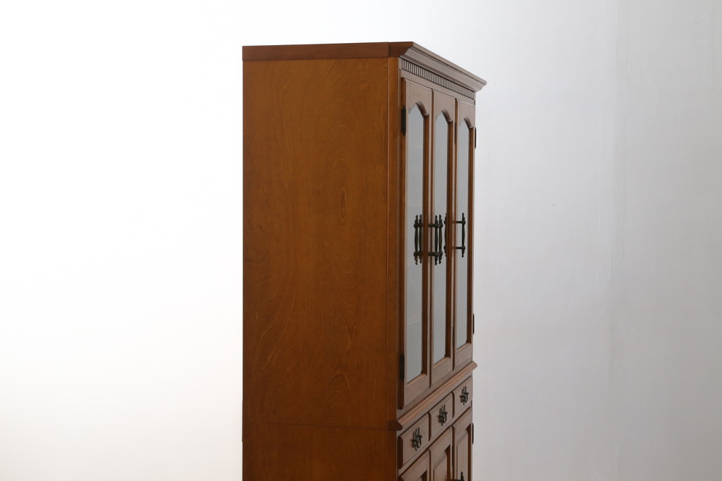 中古　横浜ダニエル(daniel)　アーリーアメリカンシリーズ　A-203　優雅な佇まいが上品なチャイナキャビネット(食器棚、カップボード、収納棚、飾り棚)(定価約84万円)(R-072799)