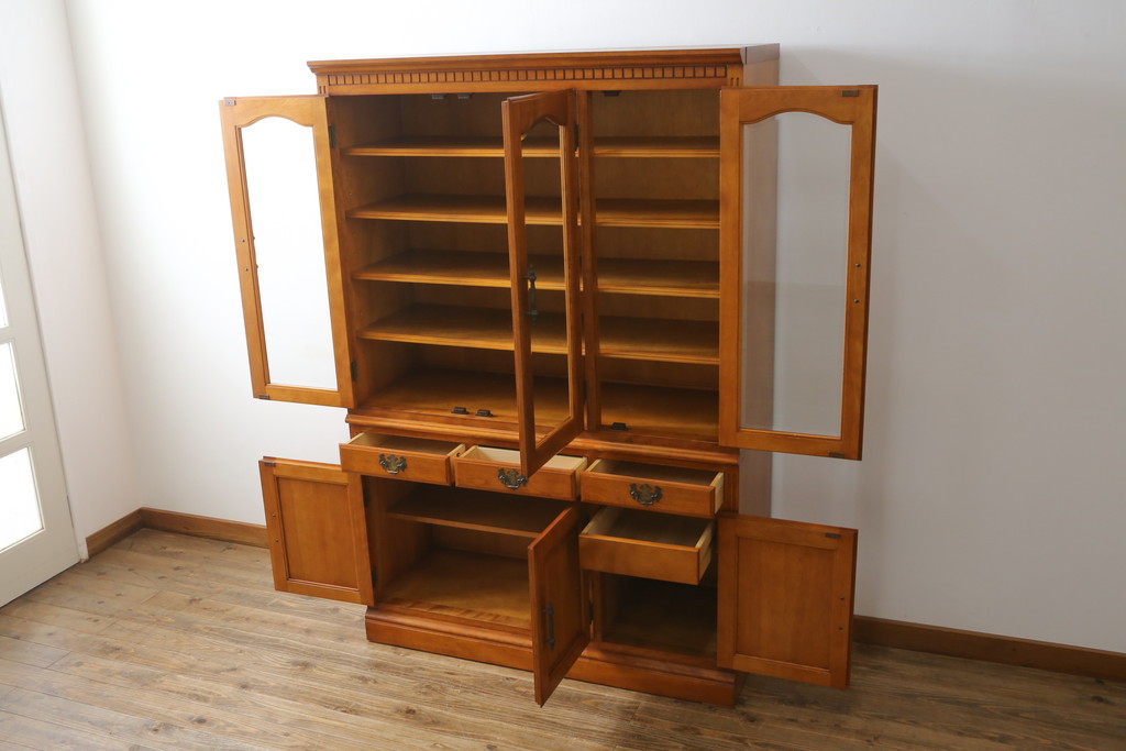 中古　横浜ダニエル(daniel)　アーリーアメリカンシリーズ　A-203　優雅な佇まいが上品なチャイナキャビネット(食器棚、カップボード、収納棚、飾り棚)(定価約84万円)(R-072799)
