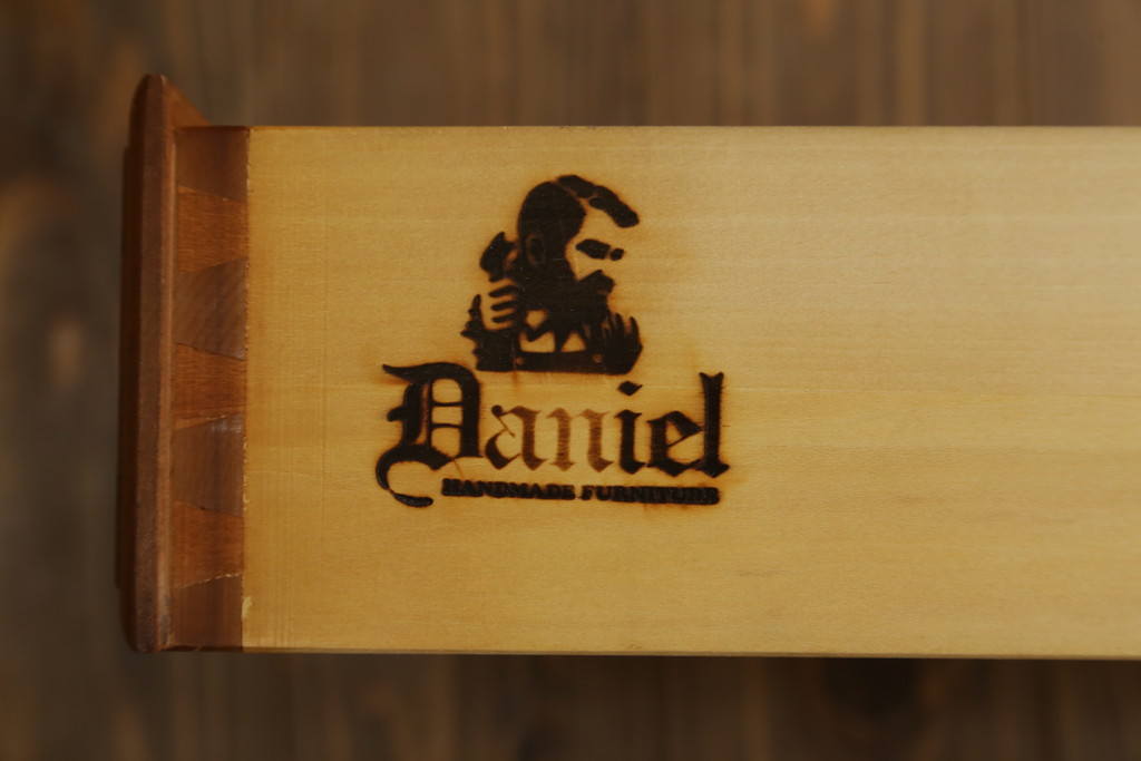 中古　横浜ダニエル(daniel)　アーリーアメリカンシリーズ　A-203　優雅な佇まいが上品なチャイナキャビネット(食器棚、カップボード、収納棚、飾り棚)(定価約84万円)(R-072799)