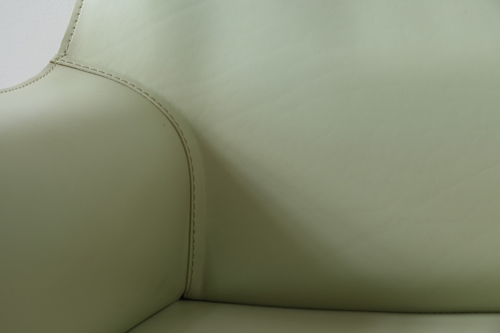 中古　Cassina(カッシーナ)　413　CAB(キャブ)　MARIO BELLINI(マリオベリーニ)　本革(レザー)　シンプルモダンな空間づくりに活躍するアームチェア(ダイニングチェア、椅子、イス)(定価約38万5千円)(R-073553)