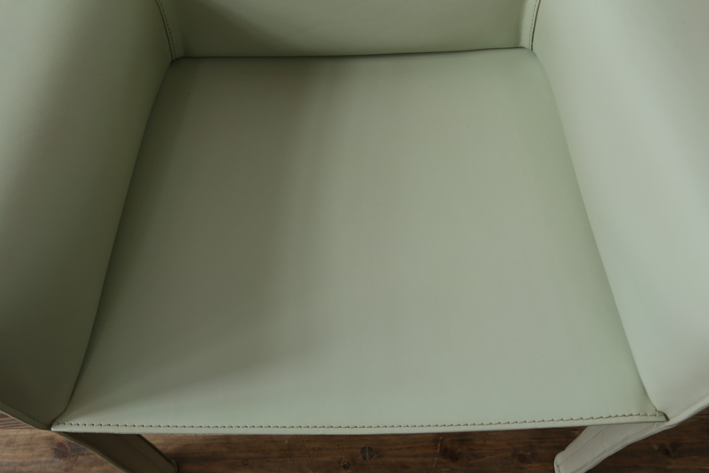 中古　Cassina(カッシーナ)　413　CAB(キャブ)　MARIO BELLINI(マリオベリーニ)　本革(レザー)　シンプルモダンな空間づくりに活躍するアームチェア(ダイニングチェア、椅子、イス)(定価約38万5千円)(R-073553)
