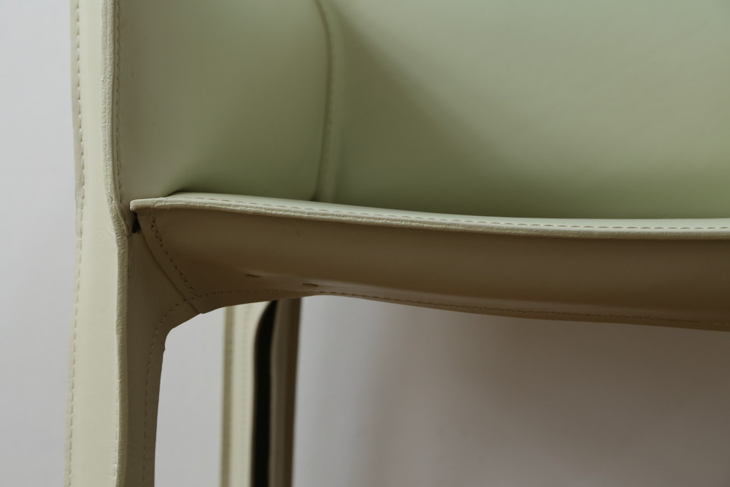 中古　Cassina(カッシーナ)　413　CAB(キャブ)　MARIO BELLINI(マリオベリーニ)　本革(レザー)　シンプルモダンな空間づくりに活躍するアームチェア(ダイニングチェア、椅子、イス)(定価約38万5千円)(R-073553)