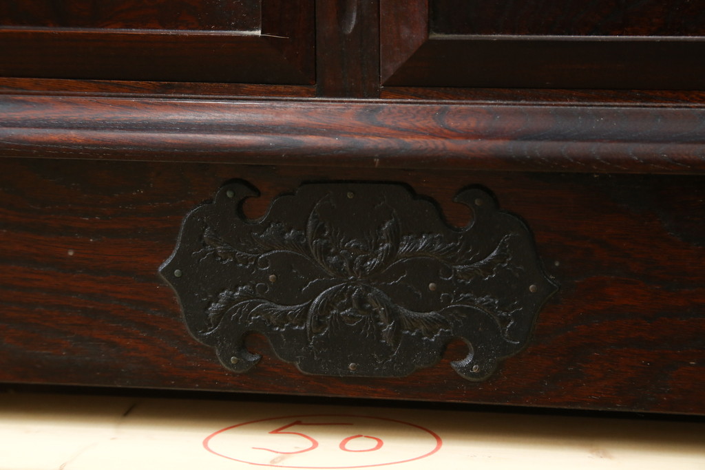 中古　美品!!　岩谷堂箪笥　美しい木目と存在感のある金具が目を惹くサイドボード(収納棚、戸棚、サイドキャビネット、ガラス戸棚、引き出し)(定価約100万円)(R-079668)