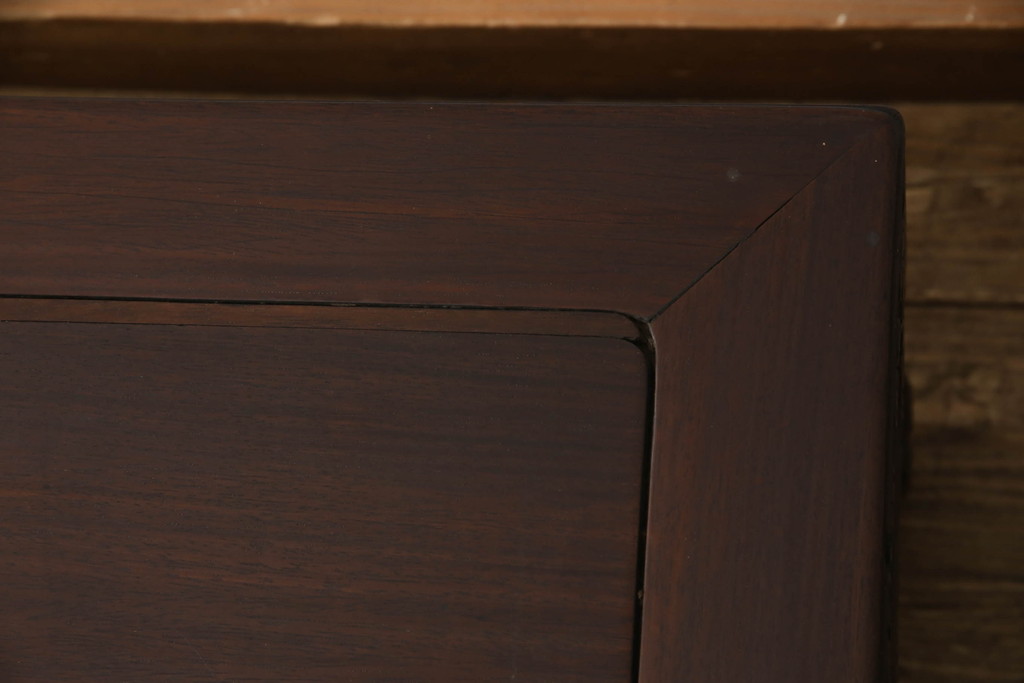 和製アンティーク　紫檀(シタン)材　漆塗り　幕板に施されたギリシア雷文(ギリシャ雷文)の彫刻が目を引く座卓(ローテーブル、センターテーブル、中国)(R-066363)