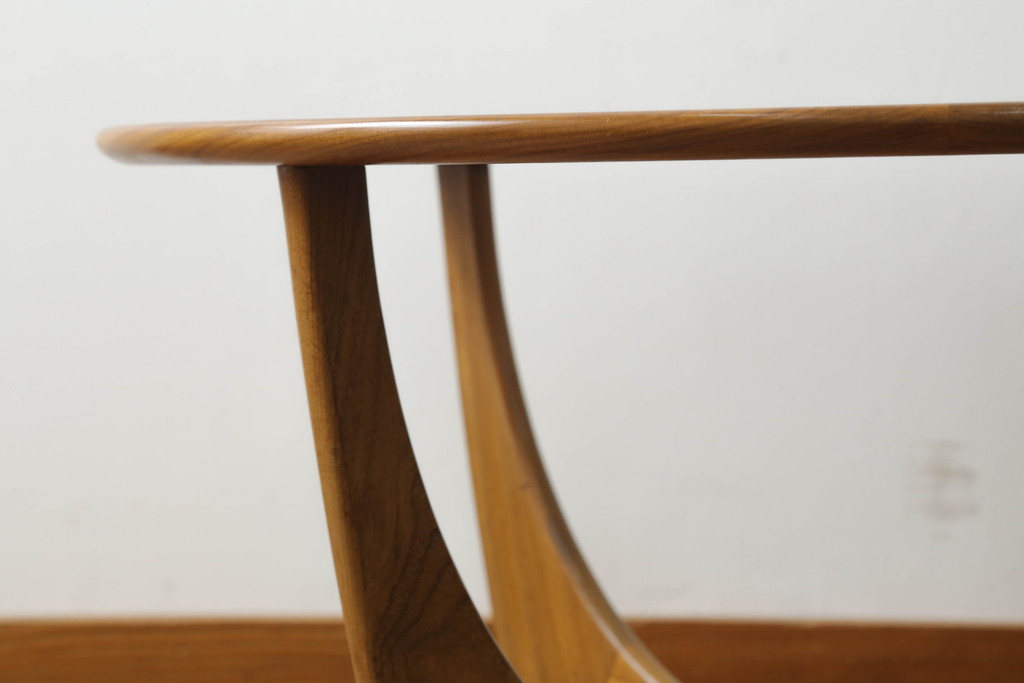 イギリスビンテージ　G-PLAN(ジープラン)　北欧家具　脚のデザインがおしゃれ!空間のアクセントになるガラストップローテーブル(ラウンドテーブル、センターテーブル、コーヒーテーブル、サイドテーブル、ヴィンテージ、英国)(R-073800)
