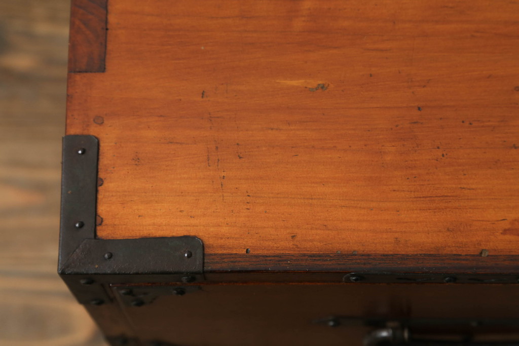 和製アンティーク　前面栗(クリ)材　金具の立派な東北衣装箪笥ローボード(時代箪笥、和タンス、衣装たんす、収納タンス、引き出し、ローチェスト、テレビ台)(R-073328)