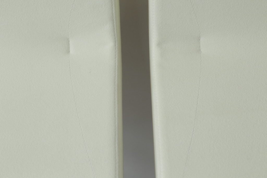 中古　Cassinaixc.(カッシーナイクスシー)　Boomerang(ブーメラン)　シンプルで上品な佇まいが魅力のカウンターチェア2脚セット(回転椅子、ハイチェア、アームレスチェア、店舗什器)(R-073532)