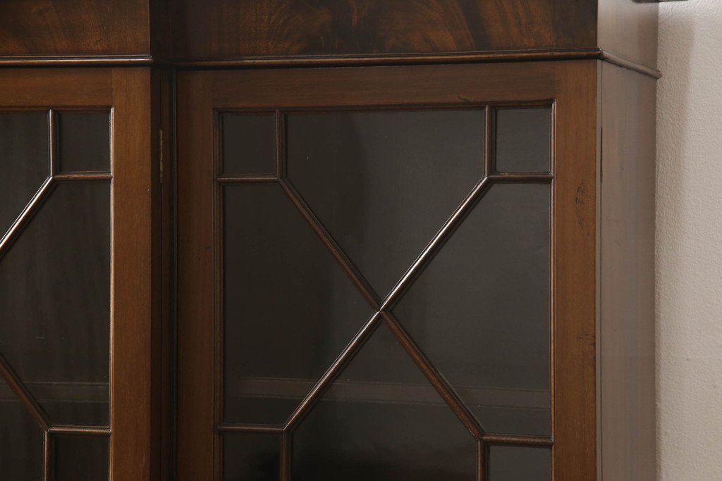 イギリスアンティーク　Lloyd's Antiques(ロイズ・アンティークス)　マホガニー材　ガラス扉のデザインがお洒落なキャビネット(サイドボード、本箱、ブックケース、飾り棚、収納棚、戸棚、英国)(R-065978)