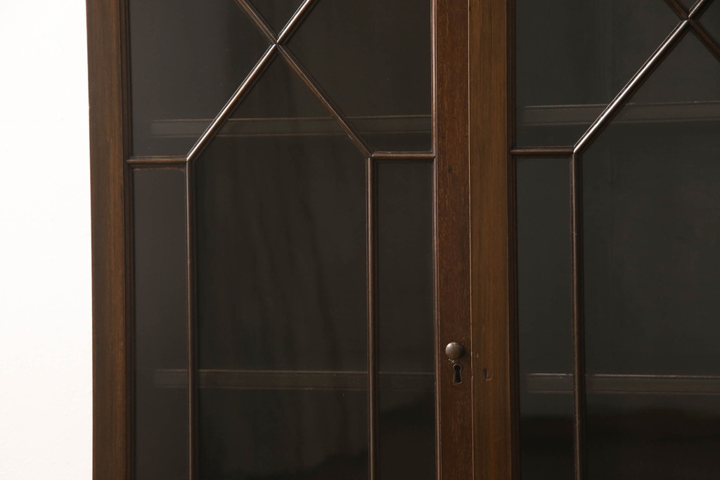 イギリスアンティーク　Lloyd's Antiques(ロイズ・アンティークス)　マホガニー材　ガラス扉のデザインがお洒落なキャビネット(サイドボード、本箱、ブックケース、飾り棚、収納棚、戸棚、英国)(R-065978)