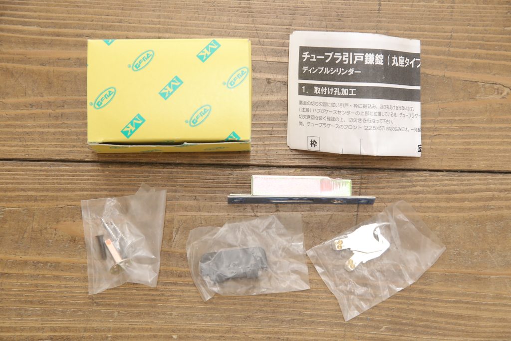 【セミオーダー家具実例】鉄扉に高品質リペアを施しました。ご希望に合わせて高さと幅をリサイズし、引手の下に隠しプレートを設け鎌錠を付けました。全体を黒色に着色して仕上げました。(蔵戸、玄関戸、引き戸、建具)