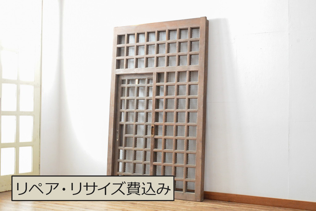 アンティーク建具　明治期　総ヒノキ(檜)材の金網入り格子くぐり戸1枚(きつね格子、狐格子、蔵戸、引き戸、格子戸、マス目、升目、玄関戸、建具)(R-059207)