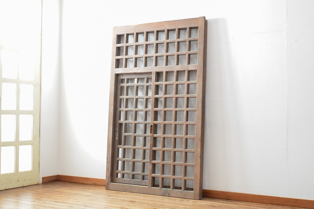 人気ブランドの新作 アンティーク建具 明治期 総ヒノキ(檜)材の金網入り格子くぐり戸 建具