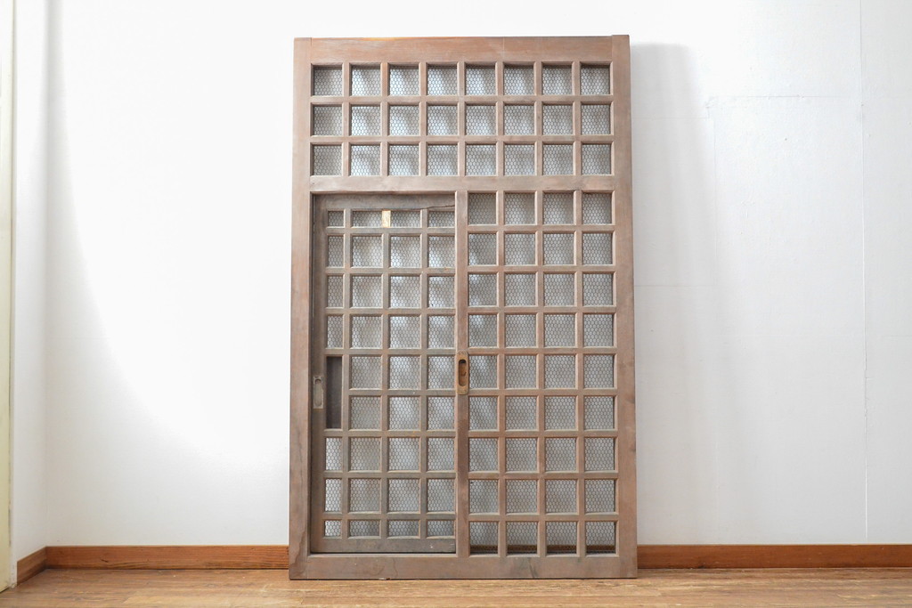 アンティーク建具　明治期　総ヒノキ(檜)材の金網入り格子くぐり戸1枚(きつね格子、狐格子、蔵戸、引き戸、格子戸、マス目、升目、玄関戸、建具)(R-059207)