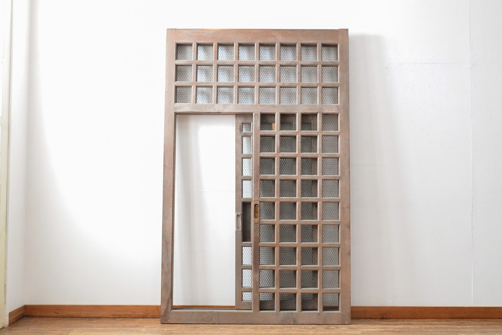 アンティーク建具　明治期　総ヒノキ(檜)材の金網入り格子くぐり戸1枚(きつね格子、狐格子、蔵戸、引き戸、格子戸、マス目、升目、玄関戸、建具)(R-059207)