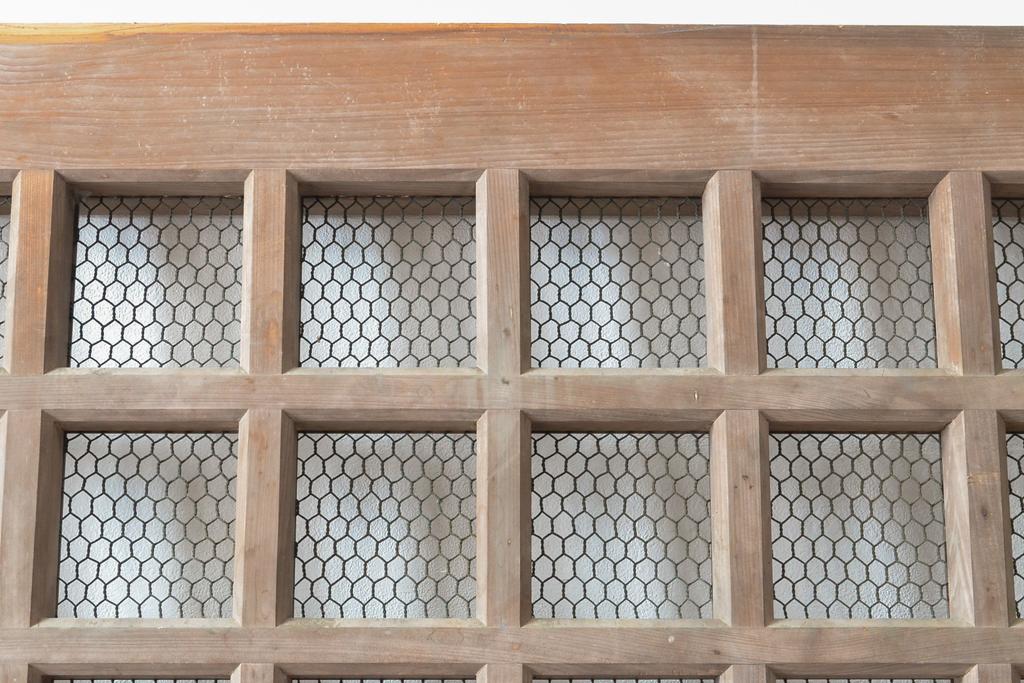 【25%OFF】 アンティーク建具 明治期 総ヒノキ(檜)材の金網入り格子くぐり戸 建具