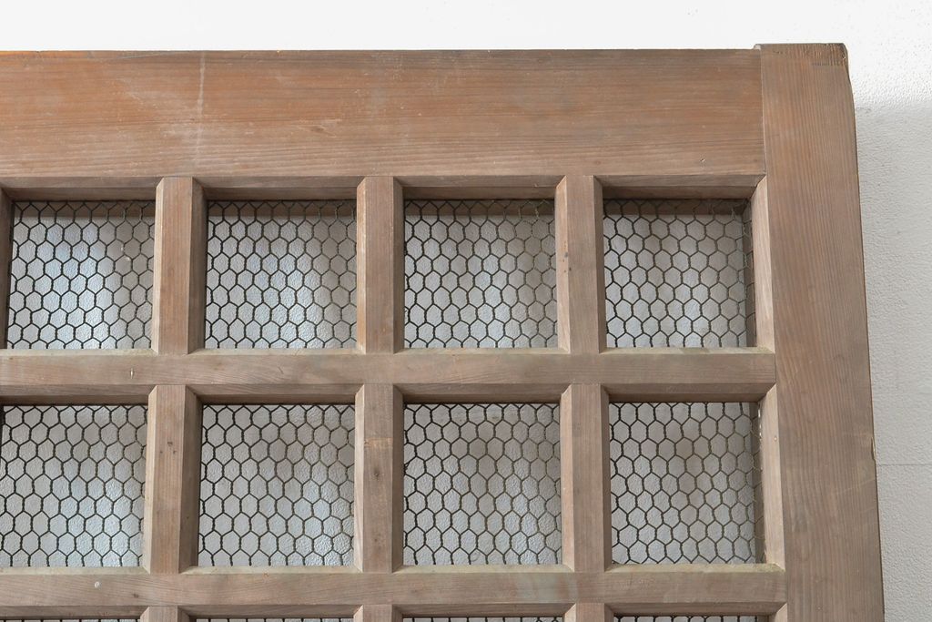 アンティーク建具　明治期　総ヒノキ(檜)材の金網入り格子くぐり戸1枚(きつね格子、狐格子、蔵戸、引き戸、格子戸、マス目、升目、玄関戸、建具)(R-059207)
