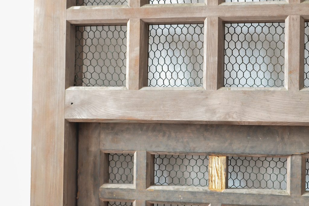 アンティーク建具　明治期　総ヒノキ(檜)材の金網入り格子くぐり戸1枚(きつね格子、狐格子、蔵戸、引き戸、格子戸、マス目、升目、玄関戸、建具)(R-059207)