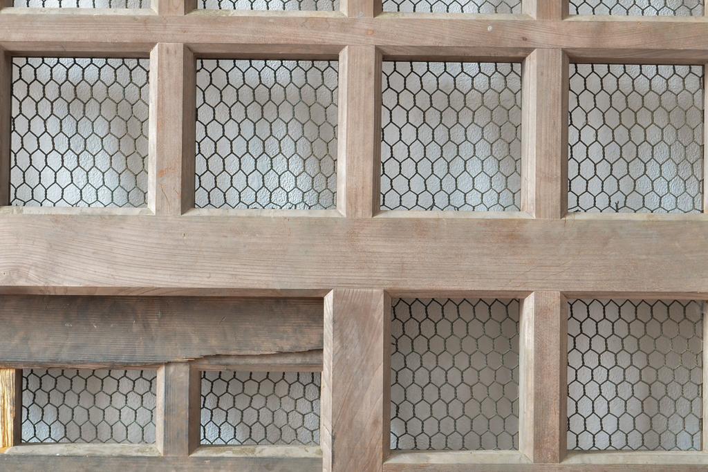 アンティーク建具　明治期　総ヒノキ(檜)材の金網入り格子くぐり戸1枚(きつね格子、狐格子、蔵戸、引き戸、格子戸、マス目、升目、玄関戸、建具)(R-059207)