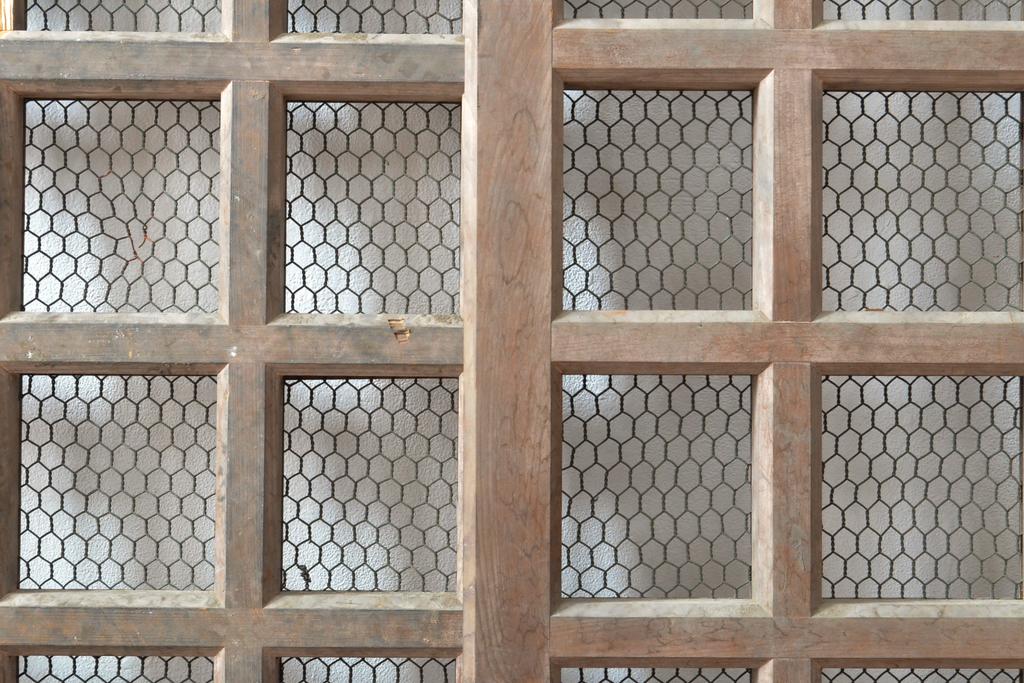 アンティーク建具　明治期　総ヒノキ(檜)材の金網入り格子くぐり戸1枚(きつね格子、狐格子、蔵戸、引き戸、格子戸、マス目、升目、玄関戸、建具)(R-059207)