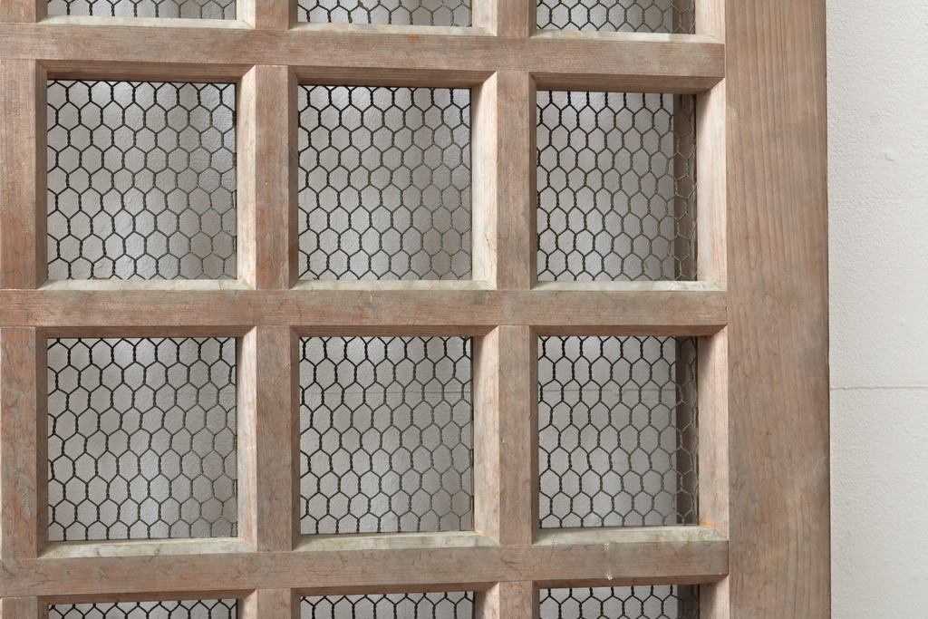 アンティーク建具　明治期　総ヒノキ(檜)材の金網入り格子くぐり戸1枚(きつね格子、狐格子、蔵戸、引き戸、格子戸、マス目、升目、玄関戸、建具)(R-059207)