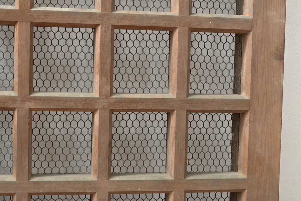 アンティーク建具　明治期　総ヒノキ(檜)材の金網入り格子くぐり戸1枚(きつね格子、狐格子、蔵戸、引き戸、格子戸、マス目、升目、玄関戸、建具)(R-059207)