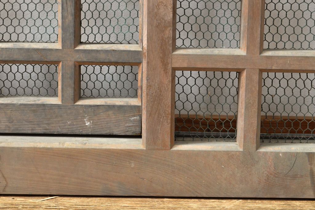 アンティーク建具　明治期　総ヒノキ(檜)材の金網入り格子くぐり戸1枚(きつね格子、狐格子、蔵戸、引き戸、格子戸、マス目、升目、玄関戸、建具)(R-059207)