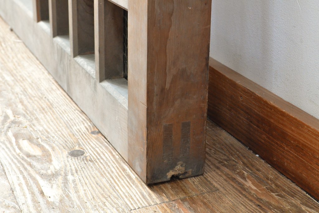 アンティーク建具　明治期　総ヒノキ(檜)材の金網入り格子くぐり戸1枚(きつね格子、狐格子、蔵戸、引き戸、格子戸、マス目、升目、玄関戸、建具)(R-059207)
