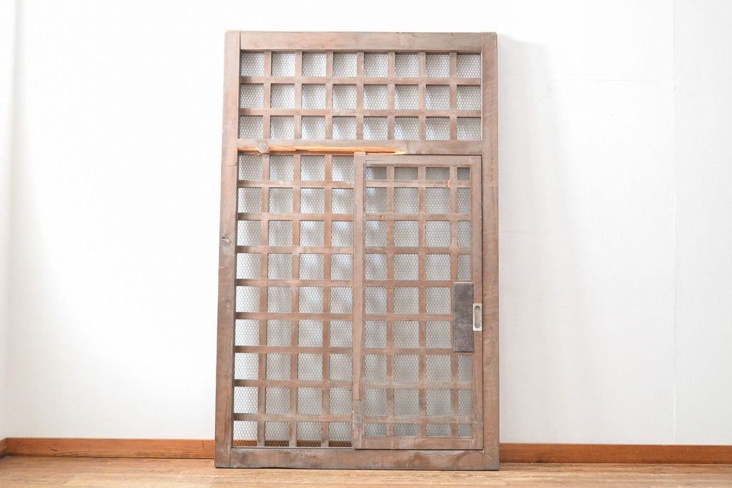 アンティーク建具　明治期　総ヒノキ(檜)材の金網入り格子くぐり戸1枚(きつね格子、狐格子、蔵戸、引き戸、格子戸、マス目、升目、玄関戸、建具)(R-059207)