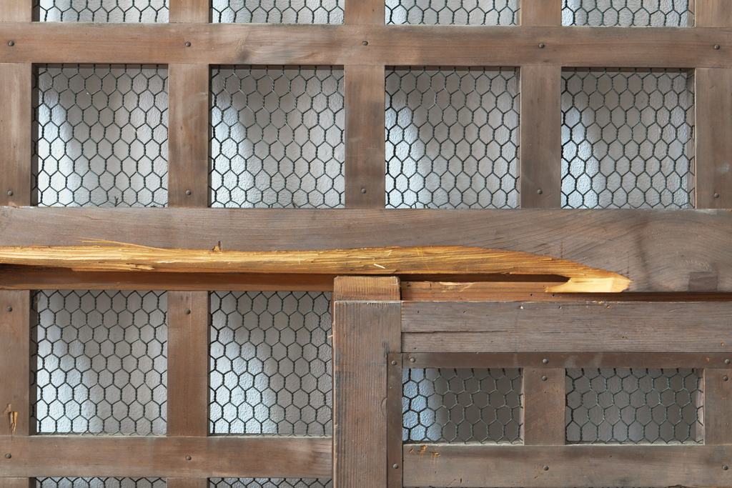 アンティーク建具　明治期　総ヒノキ(檜)材の金網入り格子くぐり戸1枚(きつね格子、狐格子、蔵戸、引き戸、格子戸、マス目、升目、玄関戸、建具)(R-059207)