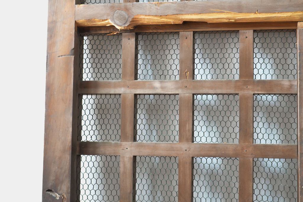 アンティーク建具　明治期　総ヒノキ(檜)材の金網入り格子くぐり戸1枚(きつね格子、狐格子、蔵戸、引き戸、格子戸、マス目、升目、玄関戸、建具)(R-059207)