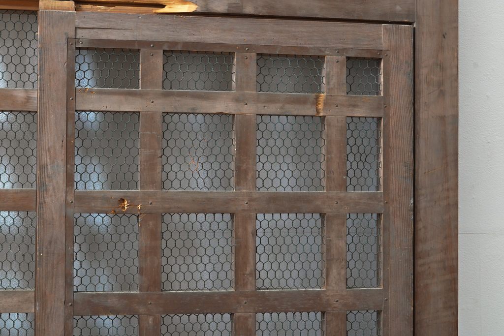 アンティーク建具　明治期　総ヒノキ(檜)材の金網入り格子くぐり戸1枚(きつね格子、狐格子、蔵戸、引き戸、格子戸、マス目、升目、玄関戸、建具)(R-059207)